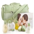 O Conjunto Especial Natura Mamãe e Bebê contém todos os produtos necessários para o cuidado do bebê: um sabonete em barra vegetal com saboneteira, um shampoo, um condicionador suave, uma água de colônia sem álcool, um óleo vegetal para higiene e um talco em creme protetor. Além disso, traz um guia de boas-vindas com método de massagem inspirado na Shantala, que auxilia no fortalecimento do vínculo entre mãe e o bebê. O conjunto ainda vem acompanhado de uma bolsa 